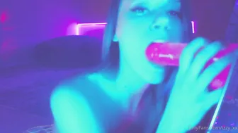 izzy xx gorgeous chick caresses shaved cunt