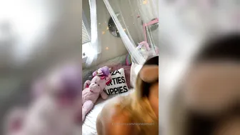 stonedmoon asshole queen caresses intimate places