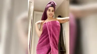 priya y hot pussy pushes vagina