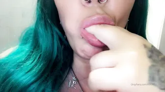 mikki951 experienced trash cram hand in both their holes