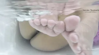 irlmommy23 fucks herself on the sofa