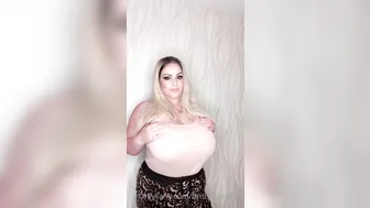 british busty milf - deliciously jerking her pussy