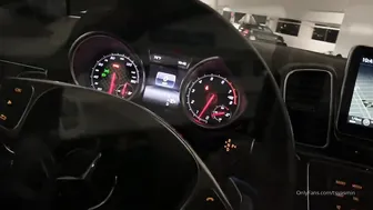 tsyasmin adorable chick pulls the vagina with fingers