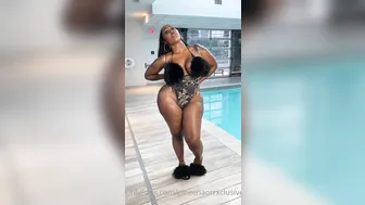 zmeenaorrxclusive Vicious blonde