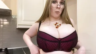 lucylaistner posing