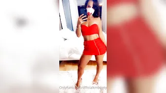 officialkmbooty to the cute chick rubs her clit