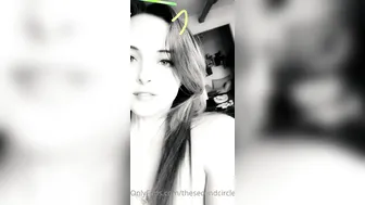 lil dark haired babe fucks pussy