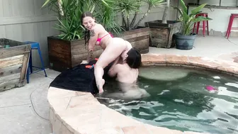 moorelovexo pissing a little leaning on the back of the chair