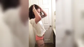 leahwintersxoxo caresses the clitoris under the table