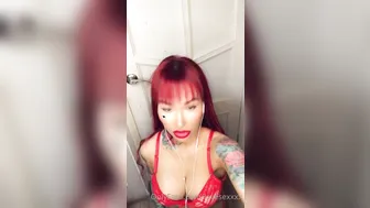 love adult skin masturbates with fingers