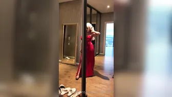 o92oo blissful female fucks pussy with phallus