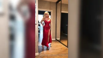 o92oo blissful female fucks pussy with phallus