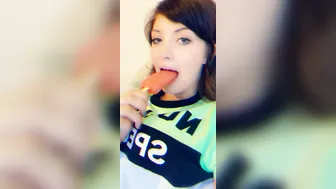 leahwintersxoxo black haired bitch shows her boobs