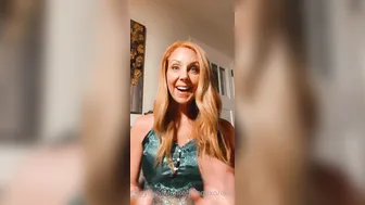 mrsrobinsonxo busty latina masturbates with a pussy