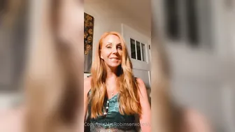 mrsrobinsonxo busty latina masturbates with a pussy