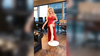 o92oo sexy slut caresses sex lips