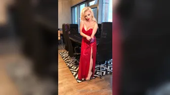 o92oo crazy bitch fucks herself with fingers