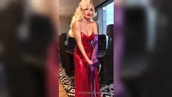 o92oo crazy bitch fucks herself with fingers