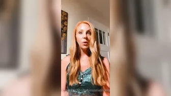 mrsrobinsonxo sexy lady caresses pussy