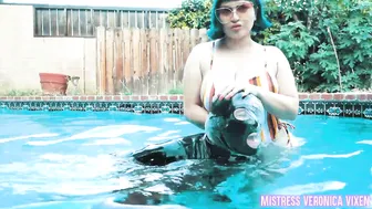 mistressvixenn young mischievous woman shows her boobs