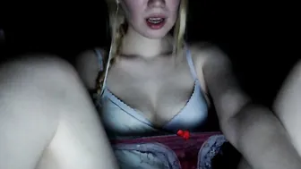 helgapataki Slender beauty caresses sex lips