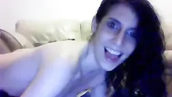 perla29 puts his fingers in the ass