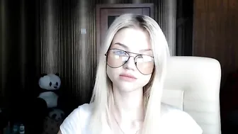 qeensgambit Impressive woman smacking her pussy