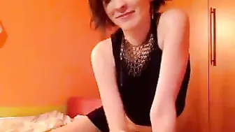 Sexy curvy fingering pussy