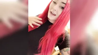 mamaplugs cute chick jerking her pussy with a phallus