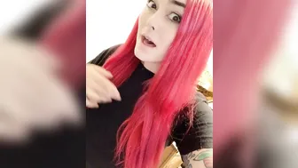 mamaplugs cute chick jerking her pussy with a phallus