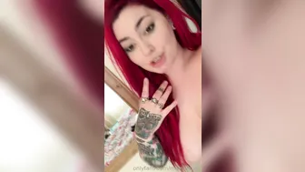 mamaplugs black-haired nymph pulls pussy