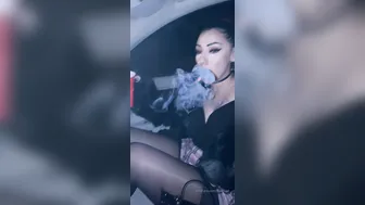 jewelsval seductive babe shows boobs