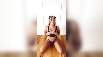 hempresskc whore babe masturbates shaved pussy