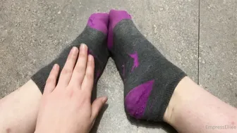 empresselliee shy slut with a nice ass fucks pussy