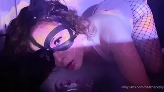 heatherkelly gorgeous model tightly stretches both holes.