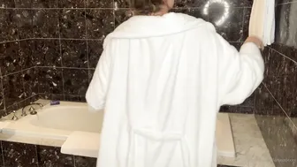 lanajadexxx spread her legs and caresses herself