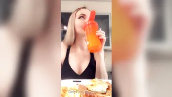 Sia Siberia hot bitch punches holes with fingers