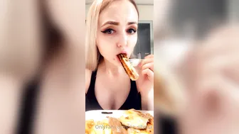 Sia Siberia hot bitch punches holes with fingers