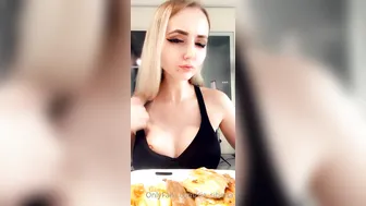 Sia Siberia hot bitch punches holes with fingers