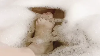 Sia Siberia sexy slut exhausting the cap with masturbation