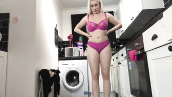 Penny Lee great bitch wore a mask and fucks with a toy