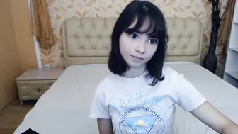 valensafarfor adorable female fingers her anus