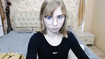 valensafarfor rubs and fucks her pussy