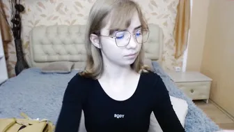 valensafarfor rubs and fucks her pussy