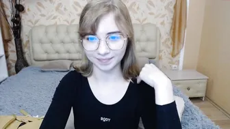valensafarfor rubs and fucks her pussy