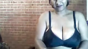 lilyb busty blonde is sucking a pussy