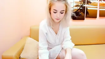 mary_romance attractive babe excites her sexuality