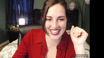 maizy_mae juicy babe caresses pussy