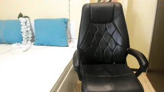 leya_gray runet wriggles in front of webcam