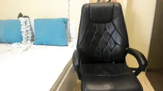 leya_gray runet wriggles in front of webcam